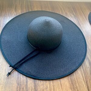 Black floppy sun hat
